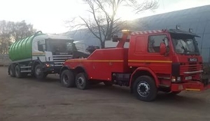 Фото красного грузового эвакуатора.
