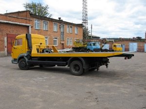 Фото желтого отечественного эвакуатора.