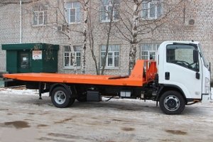 Фото эвакуатора с оранжевой платформой и лебедкой.
