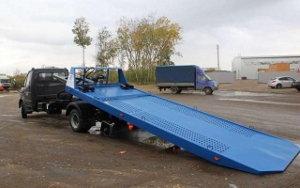 Фото эвакуатора Валдай с синей платформой.