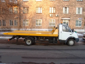 Фото желтого эвакуатора Валдай.