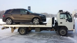 Фото эвакуатора джипа мерседес зимой.