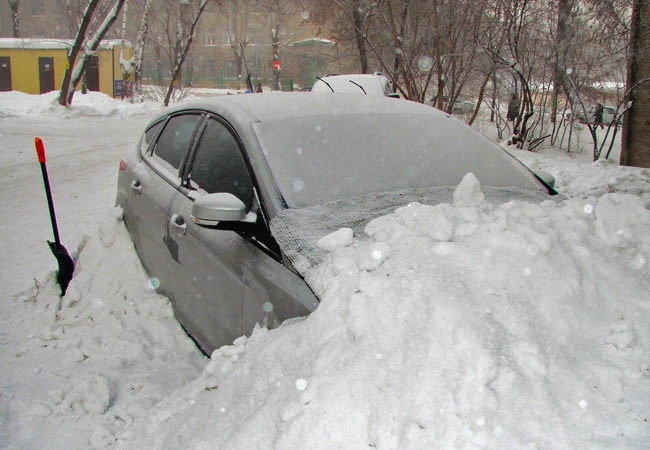 заснеженный автомобиль